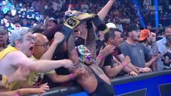 Rey Mysterio festeja con el campeonato de los Estados Unidos.