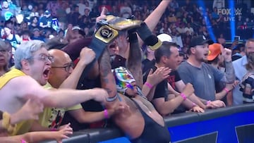 Rey Mysterio festeja con el campeonato de los Estados Unidos.