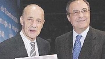 <b>PADRE E HIJO.</b> Florentino entregó la insignia de brillantes a su padre, Eduardo Pérez.