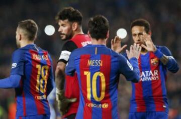 Football Soccer - Barcelona v Leganes - Spanish La Liga Santander - Camp Nou stadium, Barcelona, Spain - 19/02/17 - Barcelona's Lionel Messi celebrates with teammates after scoring a penalty against Leganes.  REUTERS/Albert Gea