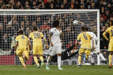 Cristiano Ronaldo scores his side first goal from a penalty. (3-1)