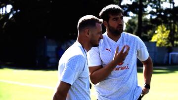 A la derecha, David Rodríguez, junto a Abate.