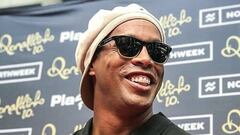 Ronaldinho sonriendo durante un evento.