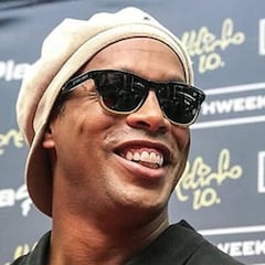 Ronaldinho pide el voto para el candidato del PP a la alcaldía de Castelldefels