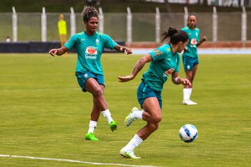 La Selección Femenina de Brasil realizó su primer entrenamiento en Bucaramanga en la cancha de la UIS. Las vigentes campeonas preparan el juego de semifinales de Copa América Femenina ante Paraguay.