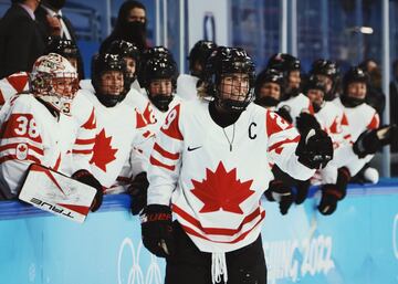 Entre tanta estrella individual, parece justo nombrar a la selección femenina de hockey hielo canadiense y, particularmente, a su capitana. Por sexta vez, en todas las ediciones menos una, Estados Unidos y Canadá se enfrentaban por el oro en unos Juegos; por quinta (en el palmarés total), se lo quedaba la hoja de arce. Además, con revancha incluida: en PyeongChang, la victoria fue yankee. Imperio recuperado. En él, trono para Marie-Philip Poulin, primera jugadora (hombre o mujer) en anotar en cuatro finales, haciéndolo en todas las que ha estado. No falla. 