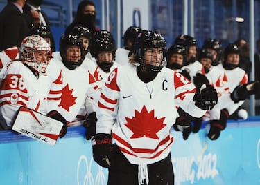Entre tanta estrella individual, parece justo nombrar a la selección femenina de hockey hielo canadiense y, particularmente, a su capitana. Por sexta vez, en todas las ediciones menos una, Estados Unidos y Canadá se enfrentaban por el oro en unos Juegos; por quinta (en el palmarés total), se lo quedaba la hoja de arce. Además, con revancha incluida: en PyeongChang, la victoria fue yankee. Imperio recuperado. En él, trono para Marie-Philip Poulin, primera jugadora (hombre o mujer) en anotar en cuatro finales, haciéndolo en todas las que ha estado. No falla. 