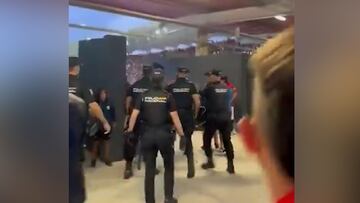 Máxima tensión en Son Moix: la policía entra en medio del partido a por el líder de un grupo de ultras