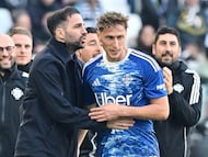 Turin (Italy), 21/02/2026.- Como's Mergim Vojvoda celebrates after scoring the 0-1 goal during the Italian Serie A soccer match between Juventus FC and Como 1907 in Turin, Italy, 21 February 2026. (Italia) EFE/EPA/ALESSANDRO DI MARCO