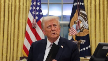 U.S. President Donald Trump signs documents as he issues executive orders and pardons for January 6 defendants in the Oval Office at the White House on Inauguration Day in Washington, U.S., January 20, 2025. REUTERS/Carlos Barria