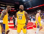 LeBron pierde racha histórica, pero da la asistencia del triunfo