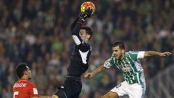 Ceballos, junto a Sergio Rico.