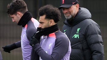 Mohamed Salah y Jürgen Klopp, jugador y entrenador del Liverpool, durante una sesión de entrenamiento.
