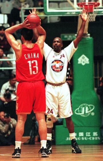 En 1998 Moses Malone entrenó la Selección Nacional de Basket China.