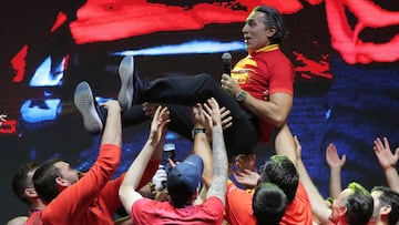 Los jugadores mantean a Scariolo durante la celebración
