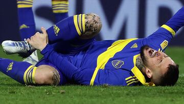 Boca Juniors' Dario Benedetto gestures in pain during the Argentine Professional Football League Tournament 2022 match against Talleres de Cordoba at La Bombonera stadium in Buenos Aires, on July 16, 2022. (Photo by ALEJANDRO PAGNI / AFP)