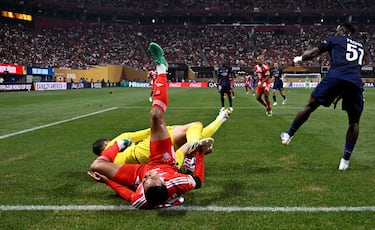 La secuencia es terrorífica. El jugador alemán intentaba proteger el balón cuando Donnarumma, arrastrando, ha aprisionado la pierna del jugador bajo su cuerpo. Podría ser una fractura de tibia y peroné o una luxación grave de tobillo.Morano