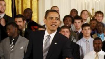<b>DE QUARTERBACK. </b>Barack Obama, aficionado al baloncesto y al fútbol americano, lanza un pase en la Casa Blanca, cuando recibió al equipo universitario de Florida.
