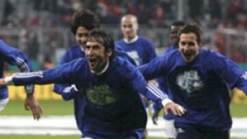 <b>A LA FINAL. </b>Los jugadores del Schalke, con Raúl a la cabeza, celebran el pase a la final tras eliminar al Bayern en Múnich.