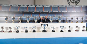 Sergio Ramos posa con todos sus trofeos y con el presidente Florentino Pérez. 