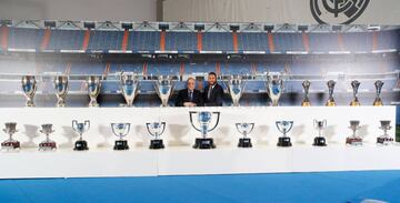 Sergio Ramos posa con todos sus trofeos y con el presidente Florentino P¨¦rez.
