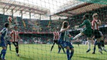 <b>DUELOS EN LAS ÁREAS. </b>El Depor ganó el partido en la estrategia, pero el Athletic no se quedó atrás y le generó muchos problemas al equipo coruñés en el área de Aouate.