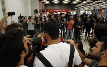 Locura por Diego Costa en su llegada a Madrid