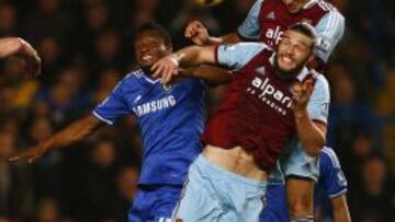 Mikel disputa un balón con Carroll y Tomkins