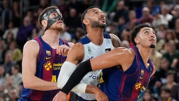 BARCELONA, 21/12/2025.- El jugador del Joventut Adam Hanga (c), ante Joel Parra (i) y Norris (d), del Barça, durante el partido correspondiente a la décimo quinta jornada de la fase regular de la LIGA ENDESA entre el Barça y el Joventut Badalona. EFE/Enric Fontcuberta.