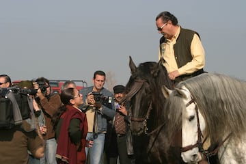 Julián Muñoz e Isabel Pantoja dejaron imágenes muy románticas por sus peregrinajes en El Rocío. Como esta en la que charlan con Muñoz subido a lomos de un caballo.