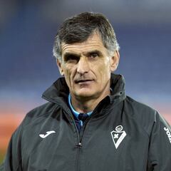 "La mezcla de los fichajes y canteranos de la Real es buena"