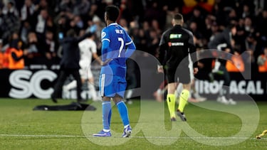 Durante la celebración del tercer gol del Albacete, un aficionado lanza una cáscara de plátano desde la grada mientras Vinicius permanece en el terreno de juego.