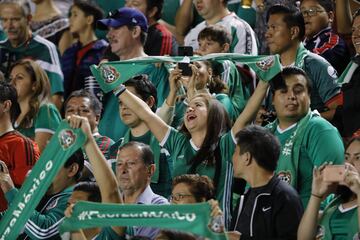 MEX61. SAN LUIS POTOSÍ (MÉXICO), 06/10/2017.- Aficionados mexicanos animan a la selección mexicana hoy, viernes 06 de octubre de 2017, antes del partido ante Trinidad y Tobago hoy, viernes 6 de octubre de 2017, por las eliminatorias de la Concacaf al Mundial de Rusia 2018, disputado entre México y Trinidad y Tobago en el estadio Alfonso Lastras de la ciudad de San Luis Potosí (México). EFE/José Méndez