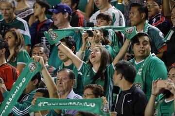 MEX61. SAN LUIS POTOSÍ (MÉXICO), 06/10/2017.- Aficionados mexicanos animan a la selección mexicana hoy, viernes 06 de octubre de 2017, antes del partido ante Trinidad y Tobago hoy, viernes 6 de octubre de 2017, por las eliminatorias de la Concacaf al Mundial de Rusia 2018, disputado entre México y Trinidad y Tobago en el estadio Alfonso Lastras de la ciudad de San Luis Potosí (México). EFE/José Méndez

