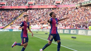 BARCELONA, 24/08/2024.- El delantero del Barcelona Lamine Yamal (d) celebra tras marcar ante el Athletic, durante el partido de Liga en Primera División que FC Barcelona y Athletic Club disputan este sábado en el Estadio Olímpico Lluis Companys. EFE/Alejandro García