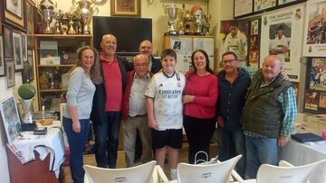 El niño Marcos, con la camiseta dedicada por Vinicius, en la sede social de la Peña de San Vicente del Rapseig (Alicante).