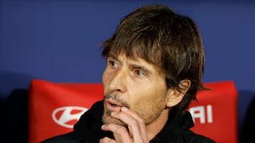 MADRID, 14/04/2025.- El entrenador del Valladolid, Álvaro Rubio, antes del partido de LaLiga de fútbol que Atlético de Madrid y Real Valladolid disputan este lunes en el estadio Metropolitano. EFE/Mariscal