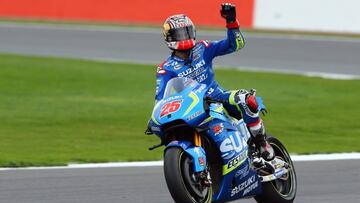 Maverick celebra su victoria en Silverstone encima de la Suzuki.