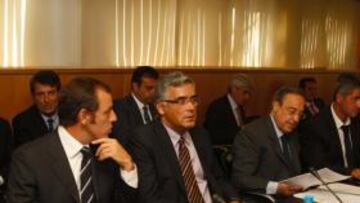 <b>EN EL FRAGOR DE LA BATALLA. </b>Joan Collet, en una reunión de la LFP, junto a sus rivales en la lucha por el reparto de los derechos televisivos, Rosell y Florentino.