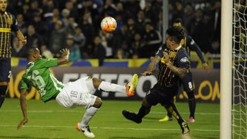 BAS602. BUENOS AIRES (ARGENTINA) 12/05/2016.- Pablo Álvarez (d) de Rosario Central disputa el balón Jonatan Copete (i) de Nacional hoy, jueves 12 de mayo de 2016, durante el partido de cuartos de final de la Copa Libertadores, en el estadio Gigante de Arroyito de la ciudad de Rosario (Argentina). EFE/Silvio Moriconi