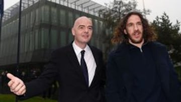 Gianni Infantino, junto a Carles Puyol.