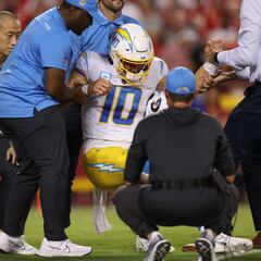 Chargers QB Herbert fractures rib cartilage in loss to Chiefs