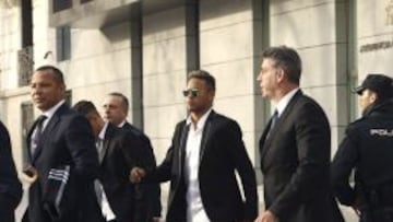 El padre de Neymar asume las culpas y exonera a su hijo