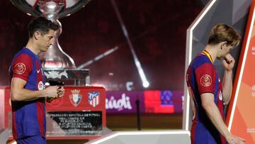 RIAD (ARABIA SAUDÍ), 14/01/2024.- El delantero del Barcelona Robert Lewandowski (i) , tras la final de la Supercopa de España que Real Madrid y FC Barcelona han disputado este domingo en el estadio Al Awwal Park de Riad, en Arabia Saudí. EFE/Juan Carlos Cárdenas