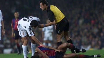 P&eacute;rez Burrull, junto a Figo y Rivaldo en un Cl&aacute;sico en el Camp Nou.