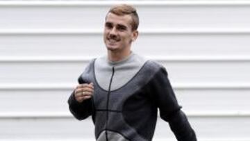 Griezmann sonr&iacute;e a su llegada a la concentraci&oacute;n gala.
 