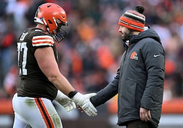 CLEVELAND, OHIO - JANUARY 09: Wyatt Teller #77 of the Cleveland Browns celebrates with Baker Mayfield #6 after Cleveland defeated the Cincinnati Bengals 21-16 at FirstEnergy Stadium on January 09, 2022 in Cleveland, Ohio. Jason Miller/Getty Images/AFP