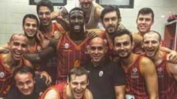 Los jugadores del Galatasaray, exhultantes tras el pase.