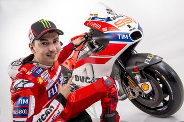 Tras 9 temporadas en Yamaha, en 2017 Lorenzo se marchó a Ducati. En las dos temporadas que estuvo en la esucedría italiana no pudo superar a su compañero de equipo, Andrea Dovizioso.