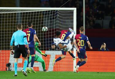 0-2. Córner que lanza Federico Dimarco, toca Francesco Acerbi y Denzel Dumfries empalma de volea para marcar desde el corazón del área.